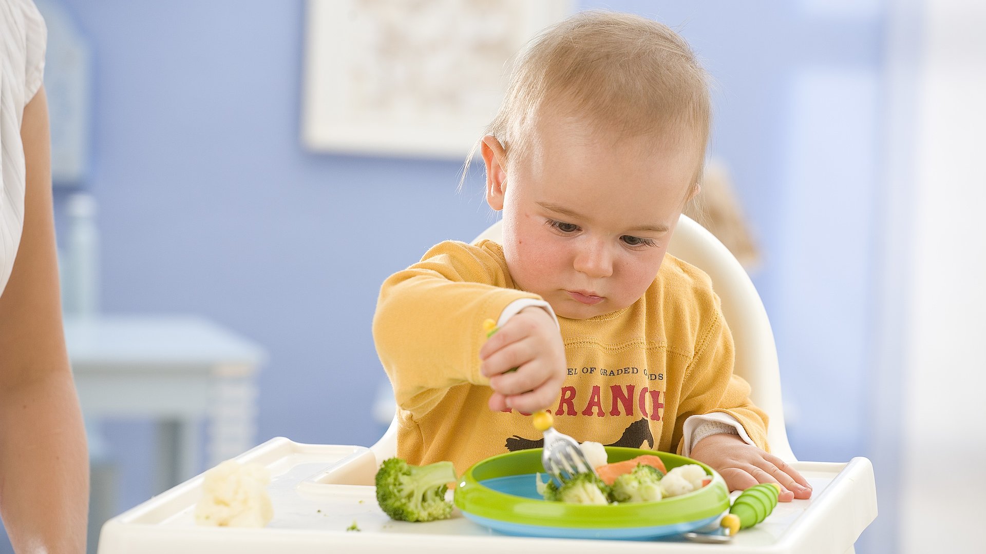 Come rendere autonomi i bambini a tavola